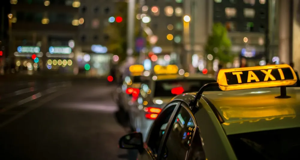 Taxi jaune de nuit